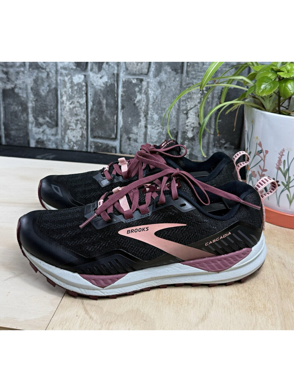 Brooks Cascadia 15 Women’s Black/Pink Low Top Lace-Up Mesh US 7.5 120331-1B-087